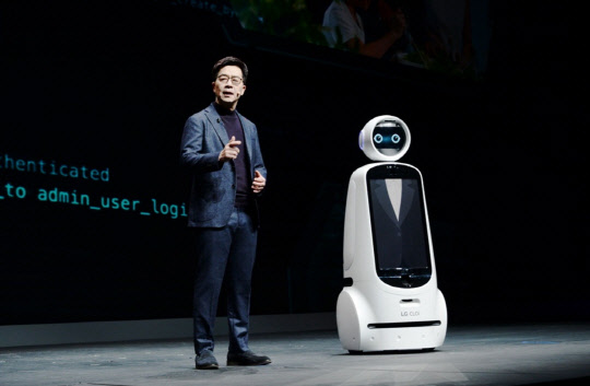 박일평 LG전자 CTO 사장이 지난해 미국 라스베이거스에서 열린 CES 2019 기조연설에서 인공지능의 미래에 대해 소개하고 있다.      LG전자 제공